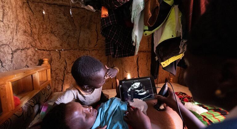 一名肯尼亚妇女在生殖健康检查中接受超声波检查。